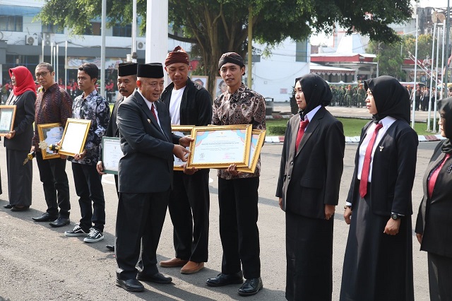 Bagas Yudhoyono menerima penghargaan dari Bupati Malang, Sanusi saat peringatan Hari Pahlawan 2023.