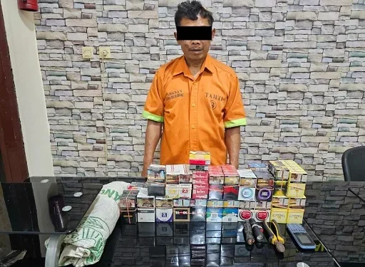Tersangka PR Bersama barang bukti yang berhasil diamankan polisi.