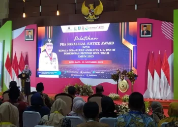 Gubernur Jatim Khofifah Indar Parawansa saat memberi pemaparan terkait penyelesaian konflik sosial kepada kepala desa dan lurah di Jatim.