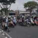 Puluhan pengendara Vespa mengelilingi jalanan di Kota Malang.