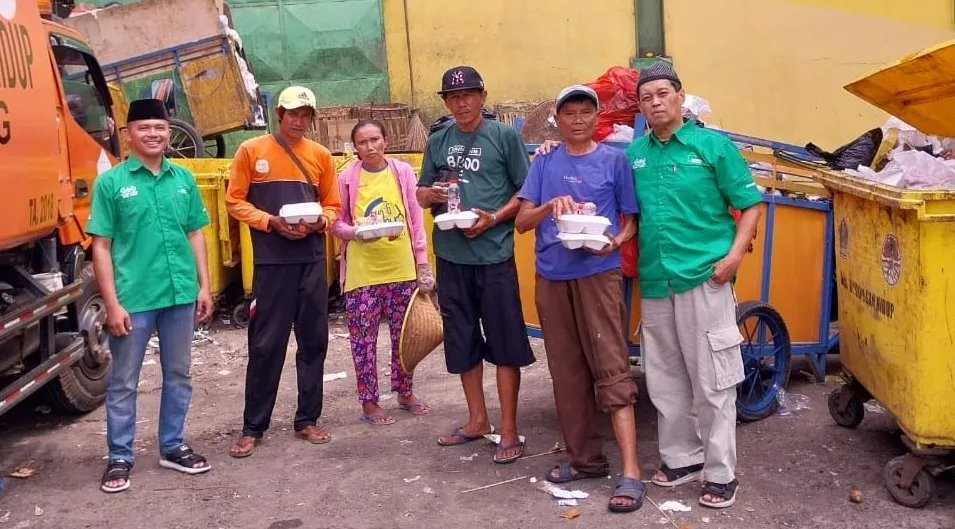 Acara sedekah Jumat on the road oleh Rumah Sedekah NU.
