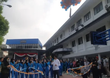 Direktur Direktorat Pendidikan Vokasi UMM, Assoc Prof Dr Tulus Winarsunu MSi melepaskan peserta jalan sehat dalam peringatan 3 dekade DIII Keperawatan UMM.