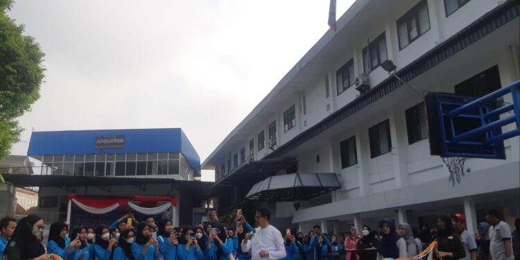 Direktur Direktorat Pendidikan Vokasi UMM, Assoc Prof Dr Tulus Winarsunu MSi melepaskan peserta jalan sehat dalam peringatan 3 dekade DIII Keperawatan UMM.