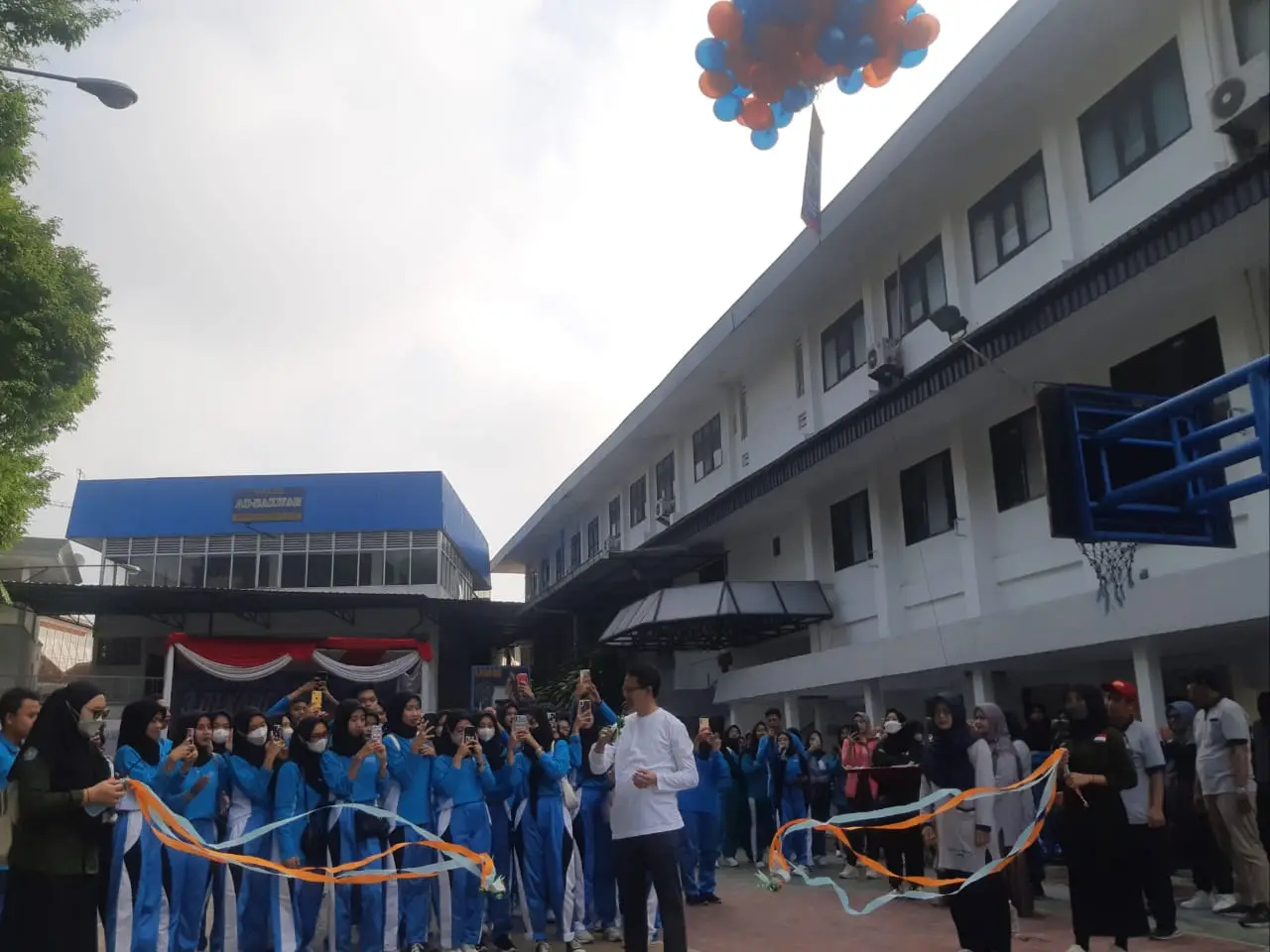 Direktur Direktorat Pendidikan Vokasi UMM, Assoc Prof Dr Tulus Winarsunu MSi melepaskan peserta jalan sehat dalam peringatan 3 dekade DIII Keperawatan UMM.