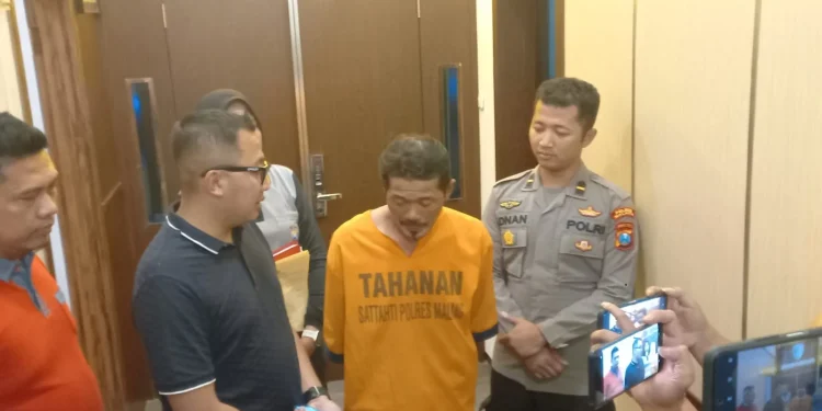 Tanwibawa (49) saat dimintai keterangan oleh Kasatreskrim Polres Malang, AKP Gandha Syah.