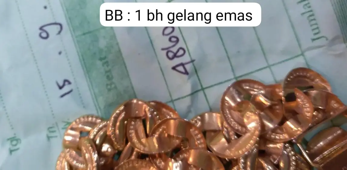 Barang bukti berupa gelas emas yang berhasil diamankan polisi.