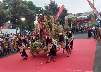 Penampilan peserta dari Kecamatan Tumpang yang menceritakan kisah Garudeya.