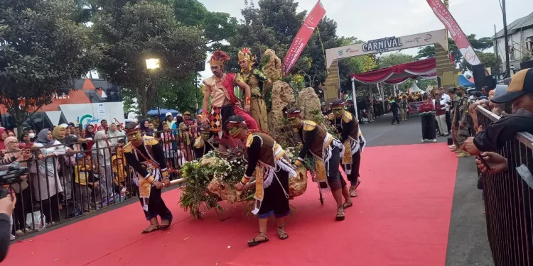 Penampilan peserta dari Kecamatan Tumpang yang menceritakan kisah Garudeya.
