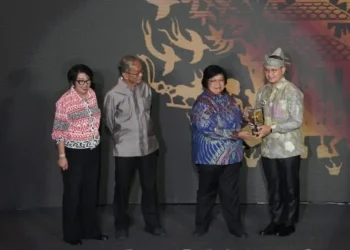 Pj Wali Kota Batu, Aries Agung Paewai (paling kanan), saat menerima Piala Adipura untuk pertama kalinya bagi Kota Batu dari Menteri Lingkungan Hidup RI, Siti Nurbaya Bakar pada Februari 2023 lalu.
