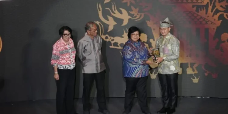 Pj Wali Kota Batu, Aries Agung Paewai (paling kanan), saat menerima Piala Adipura untuk pertama kalinya bagi Kota Batu dari Menteri Lingkungan Hidup RI, Siti Nurbaya Bakar pada Februari 2023 lalu.