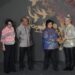 Pj Wali Kota Batu, Aries Agung Paewai (paling kanan), saat menerima Piala Adipura untuk pertama kalinya bagi Kota Batu dari Menteri Lingkungan Hidup RI, Siti Nurbaya Bakar pada Februari 2023 lalu.