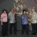 Pj Wali Kota Batu, Aries Agung Paewai (paling kanan), saat menerima Piala Adipura untuk pertama kalinya bagi Kota Batu dari Menteri Lingkungan Hidup RI, Siti Nurbaya Bakar pada Februari 2023 lalu.