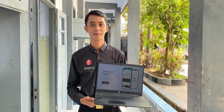 Bagas Yudhoyono menunjukkan aplikasi Talok Go di laptopnya