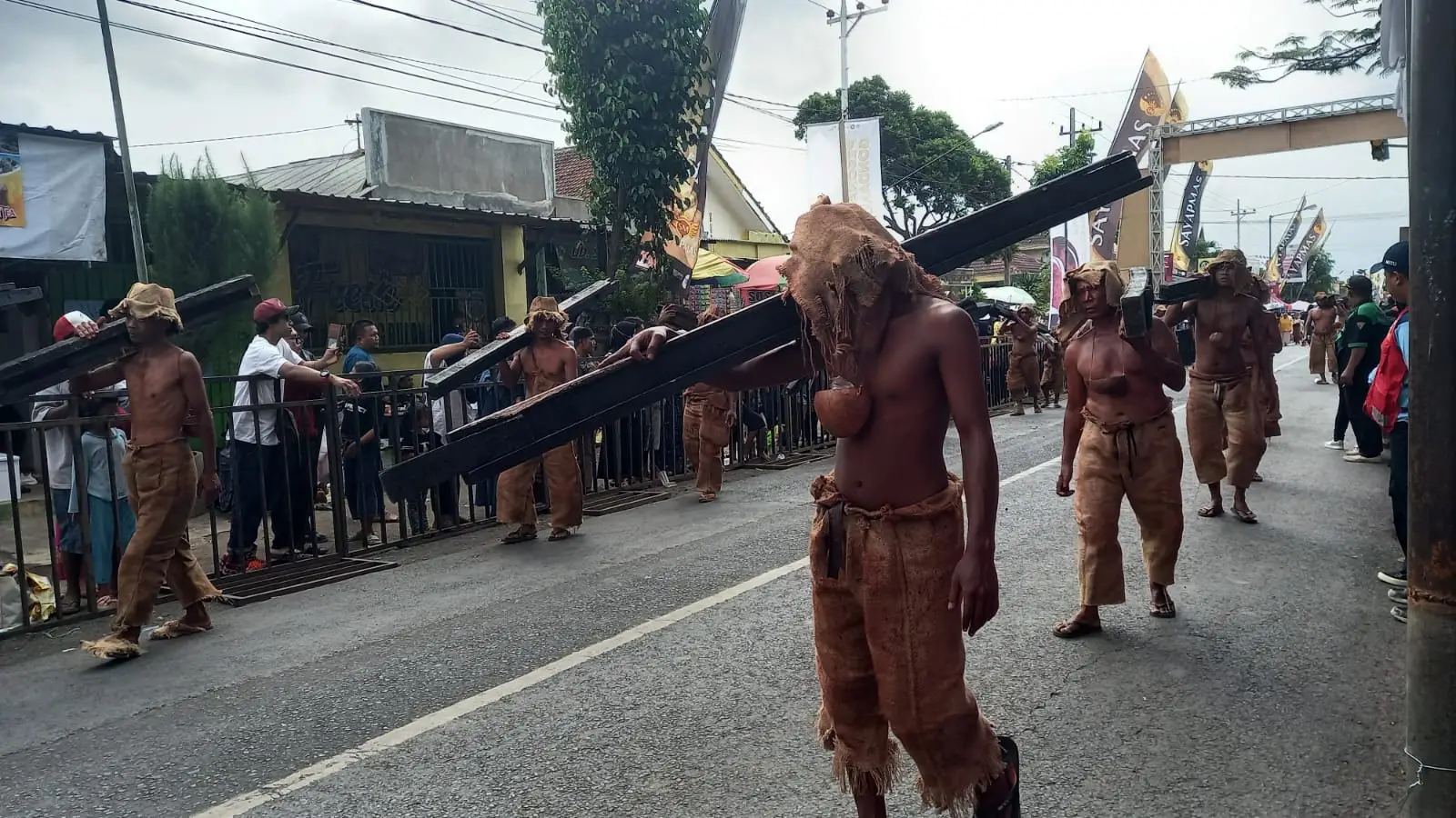 Para peserta memakai kostum dan beraktin sebagai romusha di masa penjajahan Jepang.