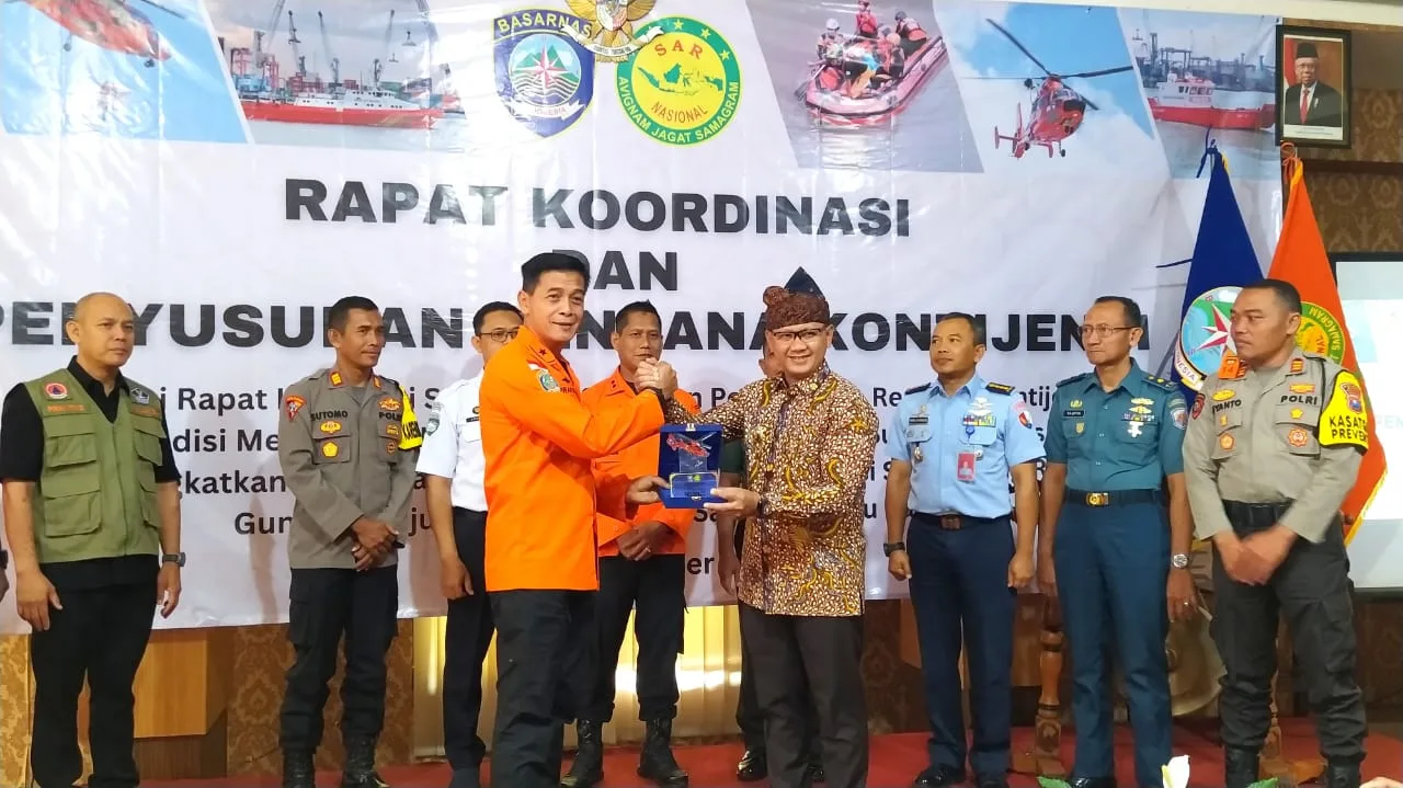 Dirops Basarnas Brigjen TNI (Mar) Edy Prakoso saat menyerahkan cinderamata kepada Pj Wali Kota Batu Aries Agung Paewai.