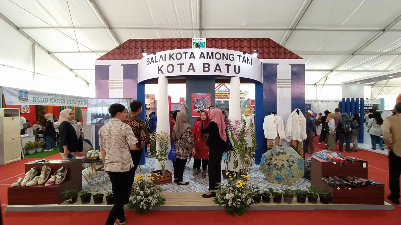 Berbagai produk ekraf yang dikenalkan Pemkot Batu di gelaran Expo Pariwisata dan Ekonomi Kreatif Nusantara 2023'. 