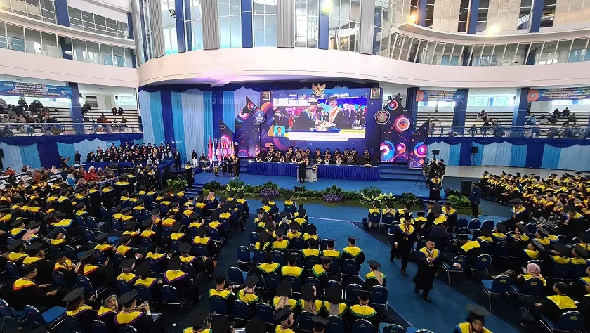 Direktur Polinema Kukuhkan ratusan mahasiswa dalam wisuda tahap IV.
