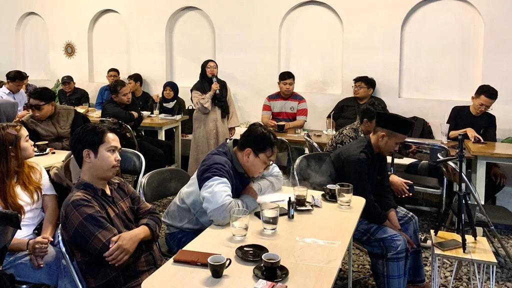 Salah satu peserta menyampaikan pertanyaan dalam acaa bedah buku Filsafat Untuk Pemalas.