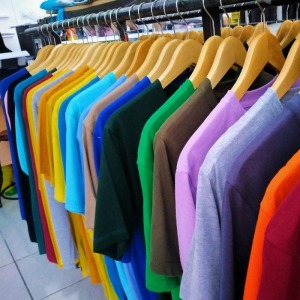 Kaos polos dengan berbagai pilihan warna di Awesam store.