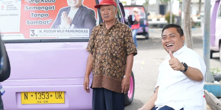 Puguh Wiji Pamungkas, Caleg DPRD Provinsi Jatim mengunjungi para supir angkot di Terminal Kota Batu, Kamis (30/11/2023).