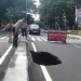 Aspal di Jalan Bandung Kota Malang ambrol.