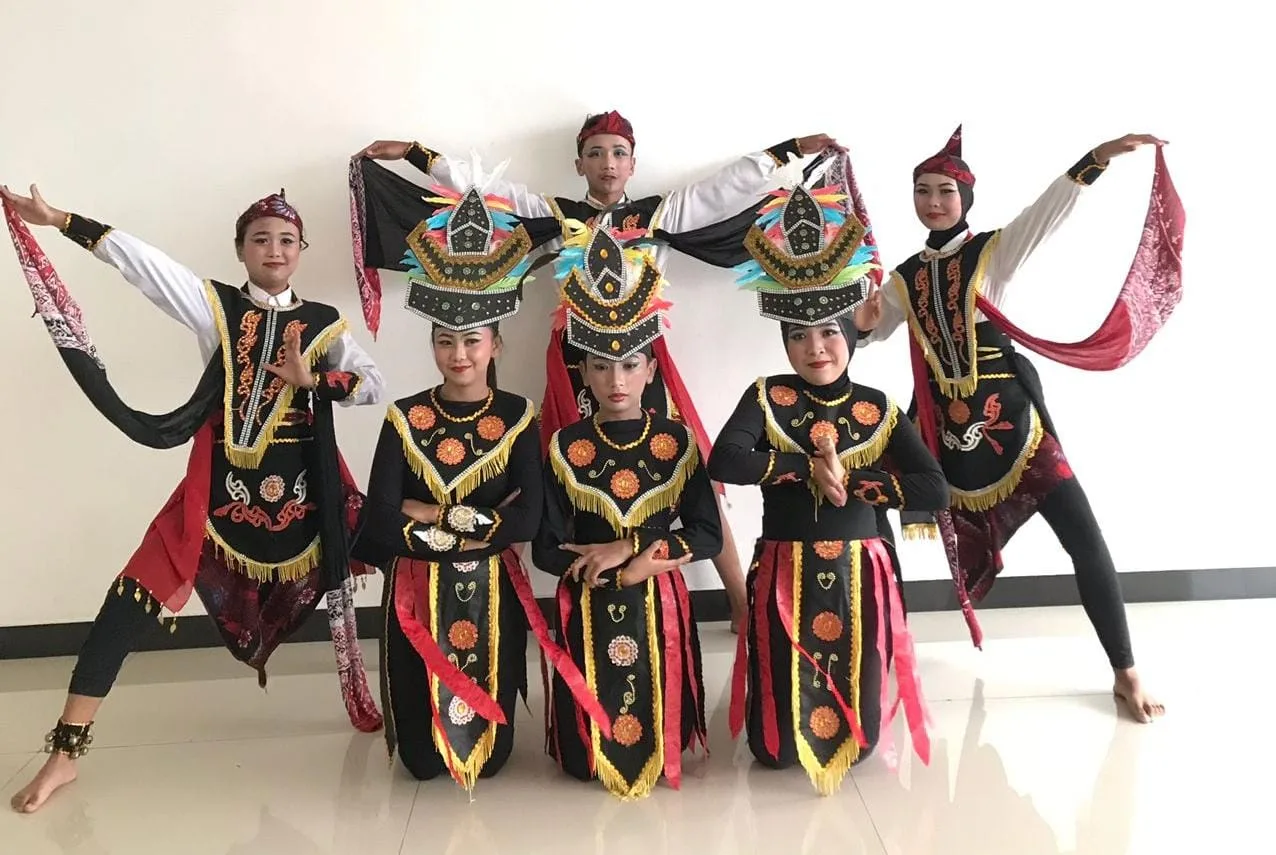 Para penari NDS Sanggarmoe siap menunjukkan kebolehan mereka.