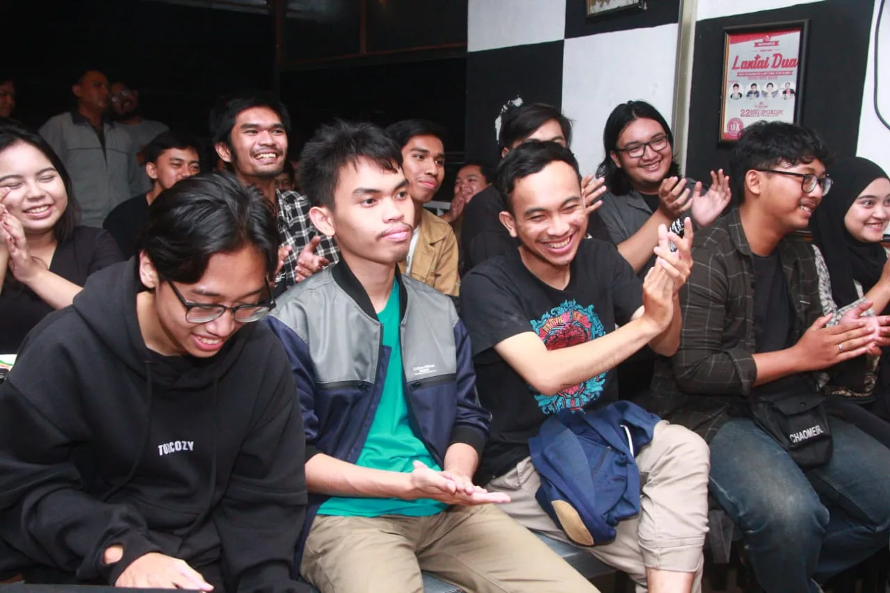 Para penonton memberikan tepuk tangan untuk penampilan peserta STMJ.