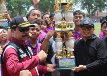 Foto bersama usai MTsN 2 Malang raih juara 1 dalam liga pelajar antar SMP-MTs se Kabupaten Malang Piala Bupati Cup tahun 2023.