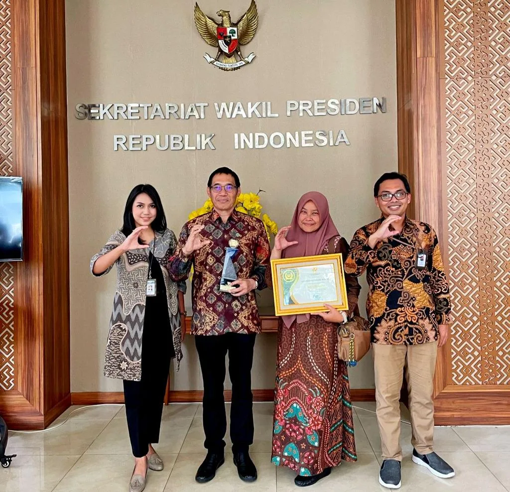 Rektor UM, Prof. Dr. Hariyono, M.Pd., didampingi Direktur DIPHK UM, Dr.Yuni Rahmawati, S.T., M.T, Staf Seksi Humas, Suhardi, S.Pd, dan Intan Kafitasari, S.S., menghadiri Penganugerahan Keterbukaan Informasi Publik di Istana Wakil Presiden, Jakarta.