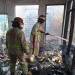 Petugas melakukan pemadaman pada kebakaran rumah di Kepanjen milik Winarmi yang terbakar.