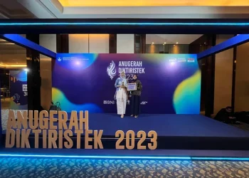 Suci Hendrina Head of Coorporate Communication and CSR ParagonCorp and Fathiya Khairiya Employer Branding usai menerima anugrah diktiristek.