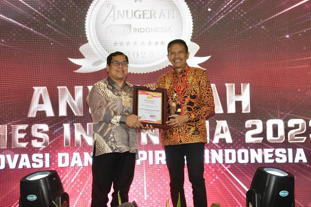 Pj Wali Kota Malang terima penghargaan sebagai Positive News Maker 2023. 