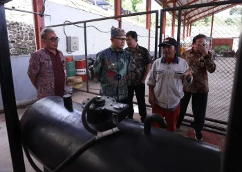Pj Wali Kota Batu, Aries Agung Paewai, saat meninjau kesiapan mesin insinerator di TPA Tlekung, Kamis (28/12/2023)