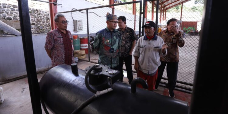 Pj Wali Kota Batu, Aries Agung Paewai, saat meninjau kesiapan mesin insinerator di TPA Tlekung, Kamis (28/12/2023)