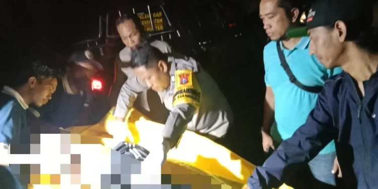 Proses evakuasi korban tenggelam di Bendungan Lahor.