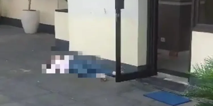 Warga Karangploso yang melopat dari gedung lantai 12 Filkom UB.
