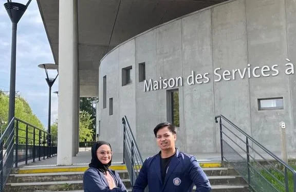 Mahasiswa Polinema yakni Aisyahrani dan Naufal berfoto di UPHF.