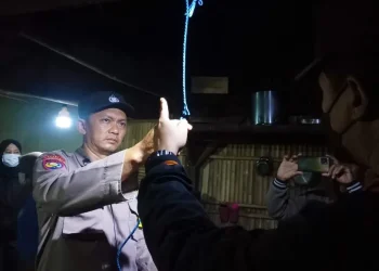 Pihak kepolisian melalukan olah TKP di rumah korban.