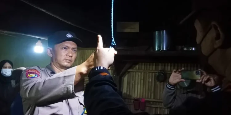 Pihak kepolisian melalukan olah TKP di rumah korban.