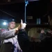 Pihak kepolisian melalukan olah TKP di rumah korban.