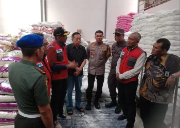 Pj Wali Kota Malang, Wahyu Hidayat bersama TPID dan Forkopimda Kota Malang meninjau komoditas kebutuhan pokok jelang Nataru.