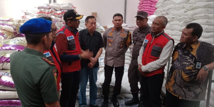 Pj Wali Kota Malang, Wahyu Hidayat bersama TPID dan Forkopimda Kota Malang meninjau komoditas kebutuhan pokok jelang Nataru.