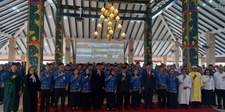 Foto bersama usai pengambilan sumpah dan janji PNS.
