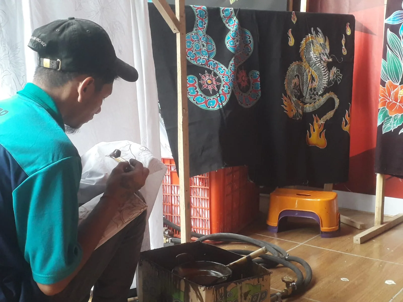 Napi di Lapas Kelas I Malang membatik dari balik jeruji besi.