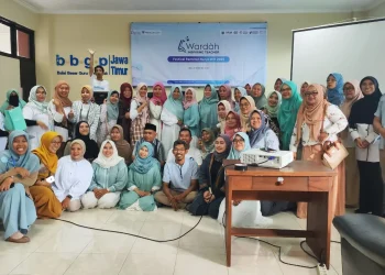 Para peserta guru di Kota Batu dan Malang berfoto bersama usai mengikuti Festival Pameran Karya pada Minggu (3/12/2023) kemarin di Balai Besar Guru Penggerak Provinsi Jawa Timur.