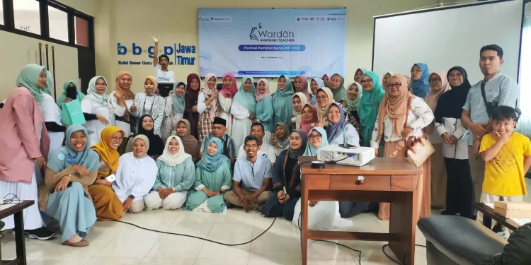 Para peserta guru di Kota Batu dan Malang berfoto bersama usai mengikuti Festival Pameran Karya pada Minggu (3/12/2023) kemarin di Balai Besar Guru Penggerak Provinsi Jawa Timur.