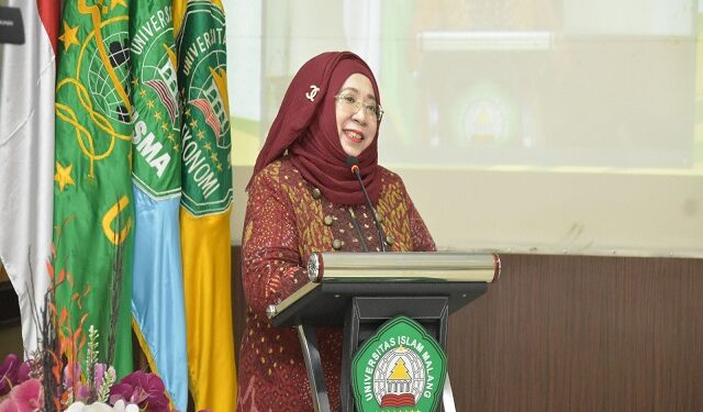 Dekan FEB UNISMA, Nur Diana, SE., M.Si saat memberikan sambutan.