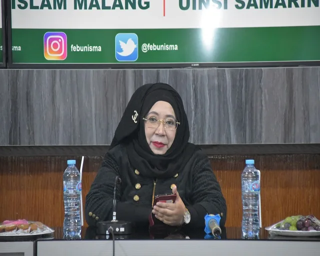 Dekan FEB UNISMA Nur Diana SE, MSi, CBV, CERA saat memberikan sambutan. 