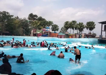 Pengunjung menunggu ombak tsunami di Hawai Water ParkF.