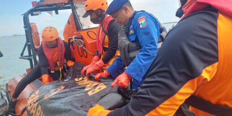 Proses evakuasi mahasiswa IPB yang ditemukan tewas di Pulau Sempu.